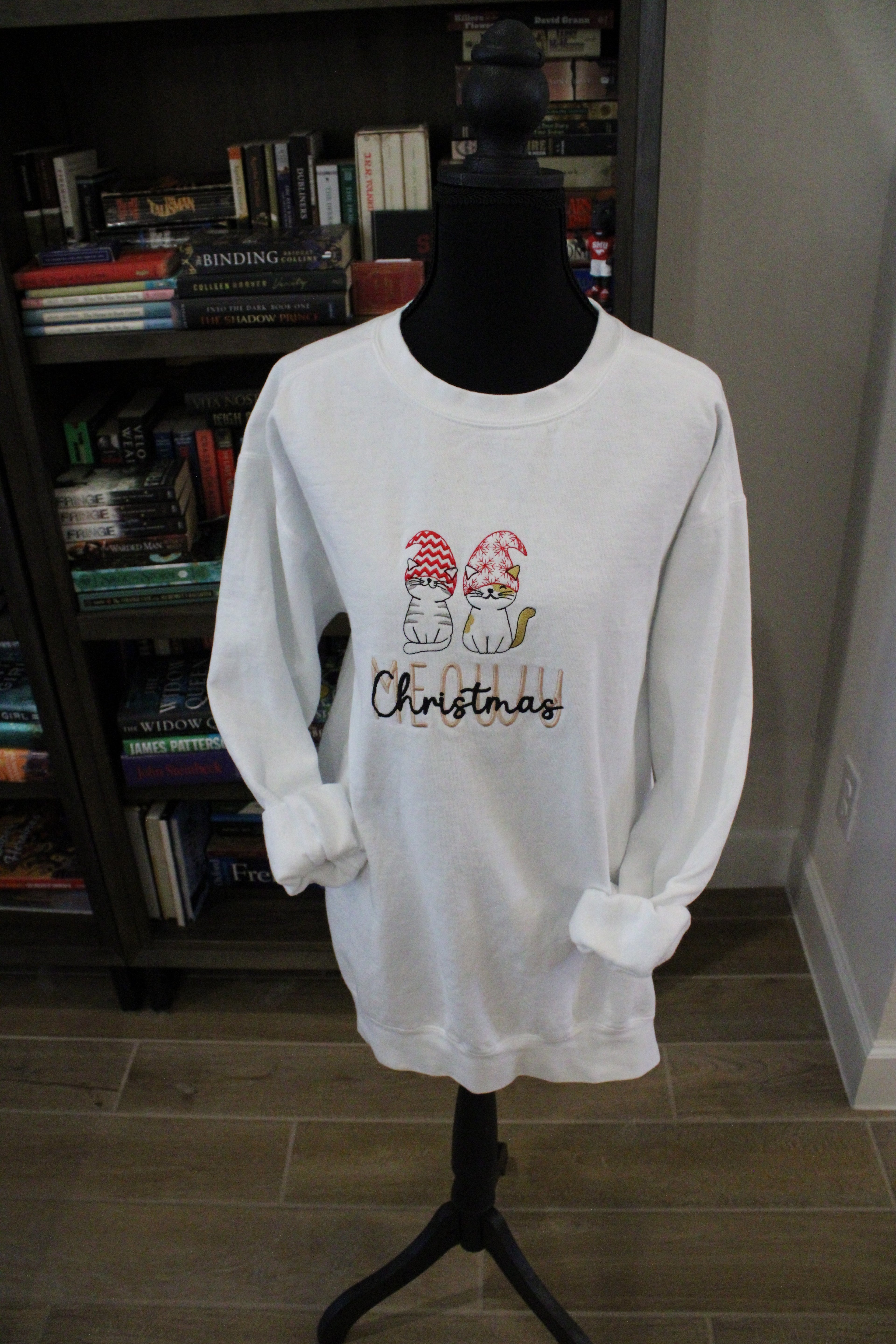 Meowy Christmas – Purrfect Holiday Sweatshirt for Cat Lovers 🐾🎄